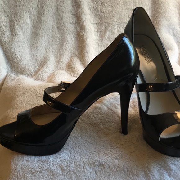 Maryjane style opened-toe patent leather platform stiletto. - Picture 3 of 4